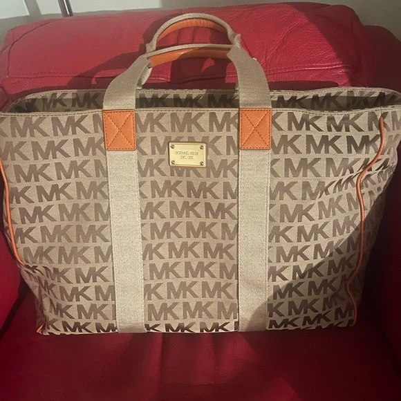 Micheal Kors Large tan tote bag.